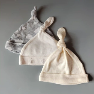 Neutrální set tří čepiček žlutá, šedá s mráčky a bílá s tlapkami