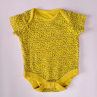 Body F&F vel. 56 hořčicové tečkované
