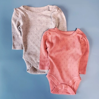 Set dvou body Primark vel. 50 šedé a růžové a perforovanými srdíčky