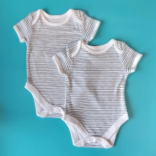 Set dvou proužkovaných body George vel. 62 s krátkým rukávem