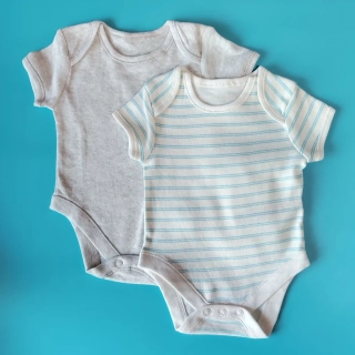 Set dvou body vel. 62 bílomodré pruhované a šedé s krátkým rukávem