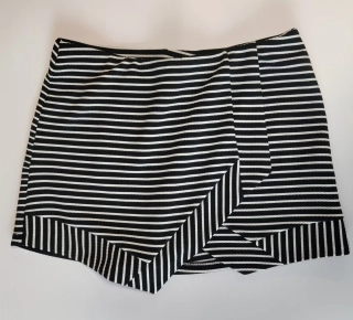 Šortky se sukní New Look vel. EU 38 / UK 10 černobílé pruhované